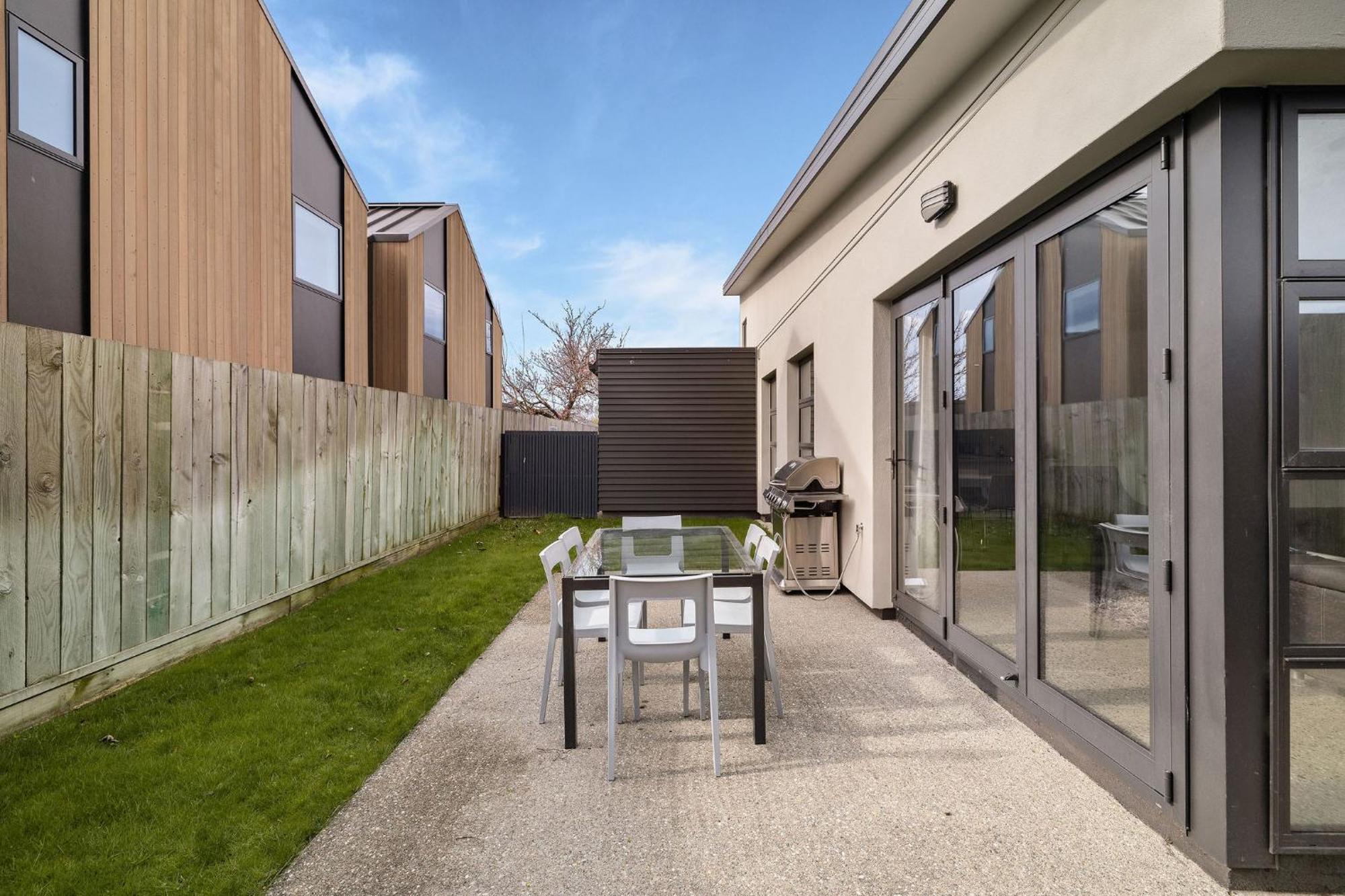 Apartments On Upton Wanaka Exterior photo